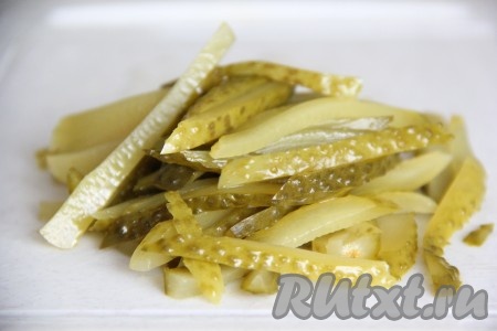  Огурчики нарезать длинными брусочками.

 