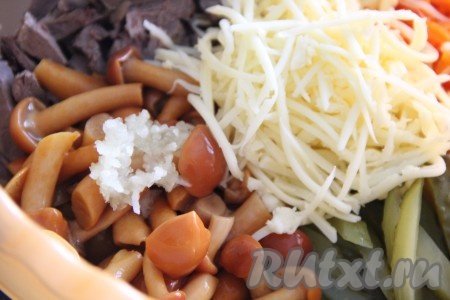 Зубчик чеснока очистить, пропустить через пресс и добавить в салат. Посолить по вкусу.
