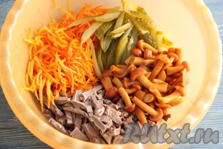 В глубокой миске соединить морковь, сердце, огурцы и грибы (лишнюю жидкость с грибов нужно предварительно слить).
