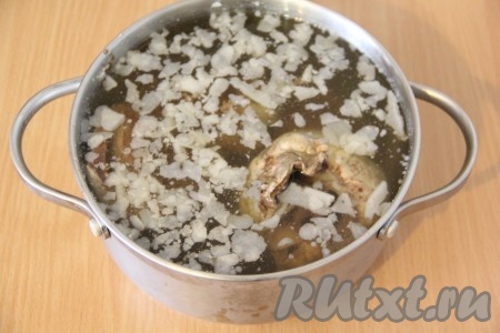 Сердце промыть под проточной водой, затем залить водой и поставить на огонь. Варить сердце под крышкой в течение 2 часов. Я воду не подсаливала. Затем полностью остудить сердце в бульоне.
