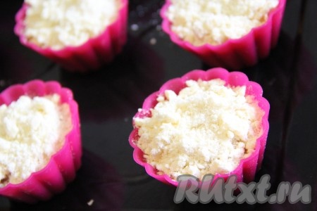 Поверх теста выложить по 1 чайной ложке крошки, которая была в холодильнике.
