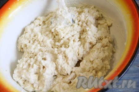  Перемешать массу ложкой или лопаткой. 