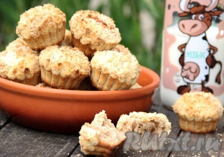 Готовые кексы с корицей, замешанные на кефире, слегка остудить, а затем достать из форм. Вот такие воздушные и нежные кексики получаются.
