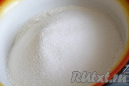  Затем добавить в муку сахар.