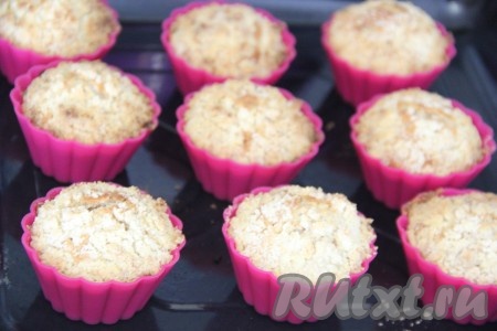 Поставить формы с тестом в разогретую духовку и выпекать при 200 градусах примерно 25 минут.