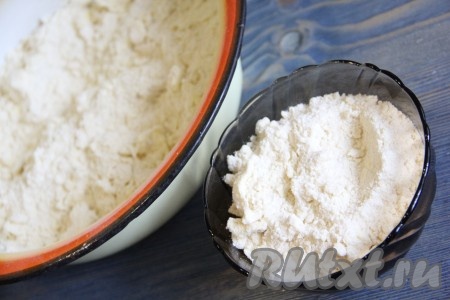 Перетереть мучную смесь с маслом в крошку. Отложить небольшую часть крошки в пиалку и убрать в холодильник, она нам потребуется для посыпки.
