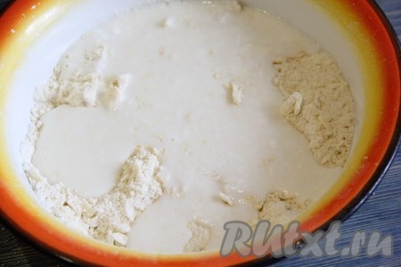 В оставшуюся (большую часть) мучной крошки влить кефир.

