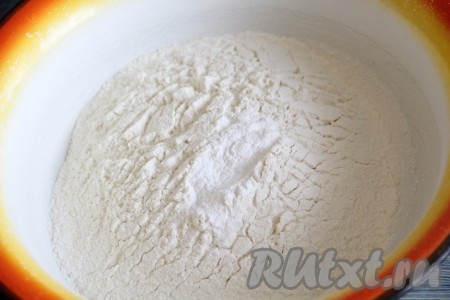 Просеять муку и смешать с разрыхлителем.
