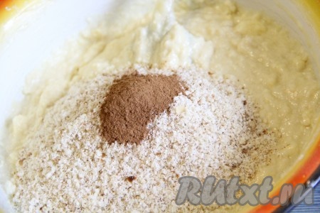 Орехи измельчить в мелкую крошку. Можно натереть орехи на мелкой тёрке или измельчить с помощью комбайна. Добавить измельченные орехи и корицу в тесто.