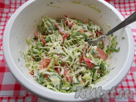 Тщательно салат перемешать и, если нужно, досолить.
