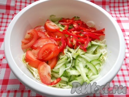 Добавить к молодой капусте нарезанный кусочками огурец, дольками - помидоры и соломкой - болгарский перец.
