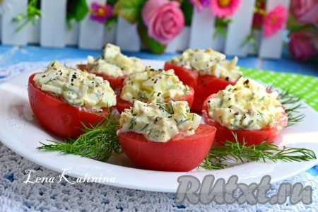 Помидоры, фаршированные яйцами и чесноком