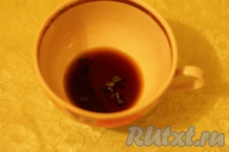 Для заправки салата смешать апельсиновый сок, соевый соус, мед и мелко порезанный жгучий перец.