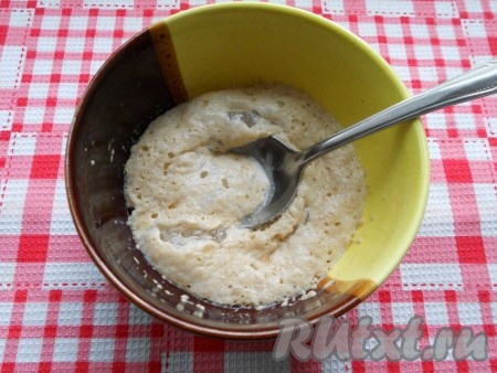 За это время дрожжи "оживут" и появится "шапочка".