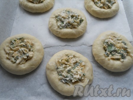 Углубления лепешек наполнить приготовленной сырной начинкой.
