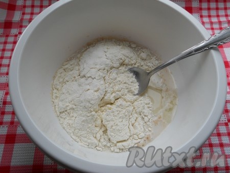 Дрожжевую смесь вылить в большую миску, влить оставшееся молоко, всыпать сахар и соль. Добавить просеянную муку.