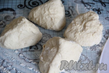 Дрожжевое тесто разделить на 4 части (в результате у нас получится 4 хачапури с сыром).
