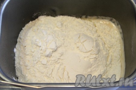  Затем всыпать в ведёрко муку и соль. 