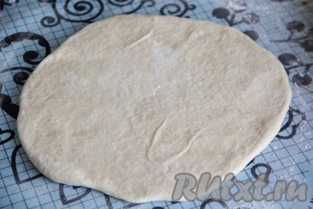 Перевернуть получившийся мешочек защипом вниз и аккуратно раскатать тесто с начинкой в круглую лепёшку. Лепёшка получается примерно 1 см в толщину.