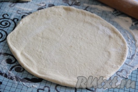 Каждую часть тесто скалкой раскатать в круг.
