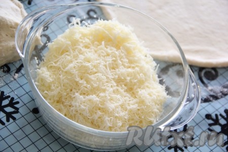 На мелкой тёрке натереть сыр.
