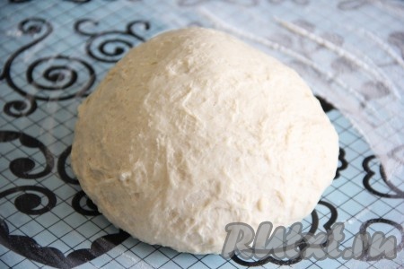 Готовое тесто выложить на припыленный мукой стол или на силиконовый коврик и хорошо обмять.
