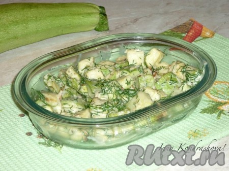 Очень вкусные кабачки со сметаной можно подать на стол в тёплом виде, но мне больше нравится в &nbsp;охлаждённом. Благодаря тому, что кабачки запекались в духовке, блюдо получается достаточно диетическим. Попробуйте, всё просто и очень вкусно!
