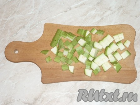 Нарезать кабачок крупными кубиками. Можно нарезать и полукольцами, но тогда запекаться будет немного дольше.&nbsp;
