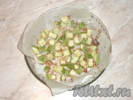 За это время кубики кабачка должны немного зазолотиться и приготовиться, но при этом не потерять свою форму.&nbsp;
