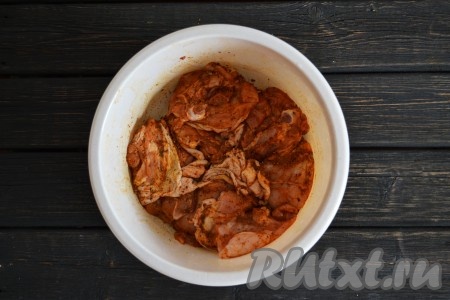 Всыпаем к мясу приправы и соль, хорошенько перемешиваем, как бы втирая специи.
