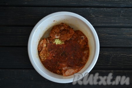 Добавляем смесь помидоров и зелени к кусочкам курицы, смешанным с имбирем, перемешиваем, накрываем пищевой пленкой и отправляем мариноваться в холодильник, минимум на 2 часа.
