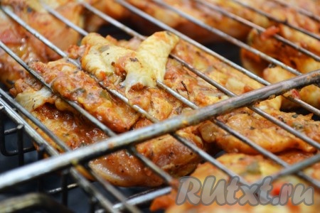 Так как мы готовим шашлык из куриных бёдер, то лучше жарить не на шампурах, а на барбекю. Выкладываем мясо, не прижимая сильно кусочки друг к другу, и отправляем на подготовленные угли.
