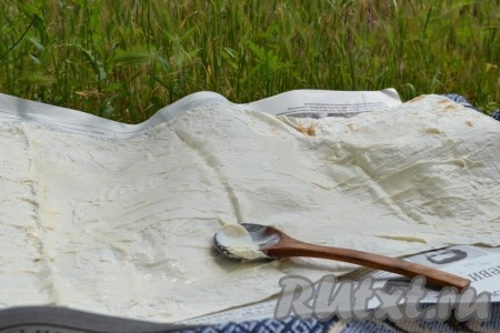 Лаваш раскрываем полностью и намазываем обильно сырком. Если вы готовите с твёрдым сыром, его нужно натереть на тёрке и посыпать им лаваш.
