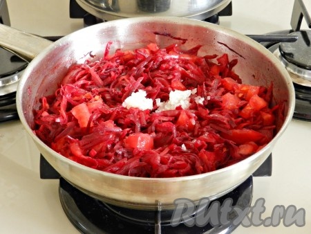 Все перемешать, добавить чеснок, пропущенный через пресс, приправить специями - паприкой и кориандром. Влить примерно полстакана бульона из кастрюли, накрыть крышкой и тушить на медленном огне до мягкости овощей, 15-20 минут, периодически перемешивая, чтобы заправка тушилась равномерно и не подгорела.