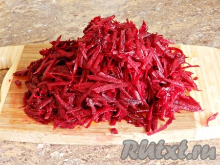 Натереть на терке молодую свеклу.