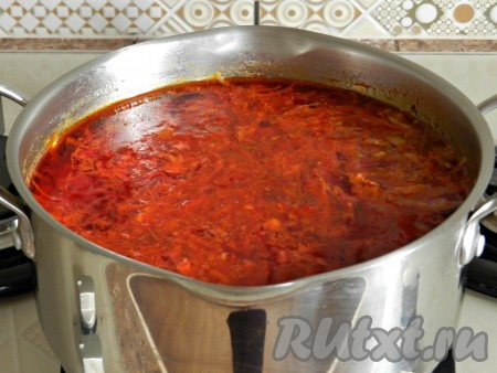 Выложить в борщ заправку, довести до кипения и выключить. Дать борщу с молодой свеклой настояться 20-30 минут и подавать.