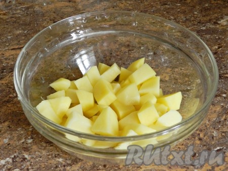 Картофель очистить и нарезать кубиками.