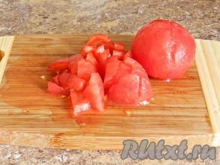 С помидоров снять кожицу и нарезать их кубиками.