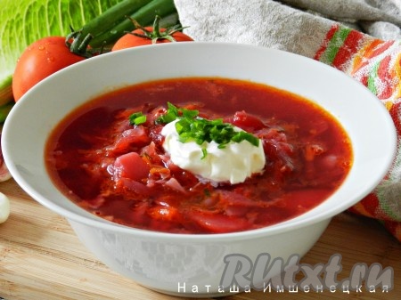 Вкусный, яркий борщ с молодой свеклой готов.
