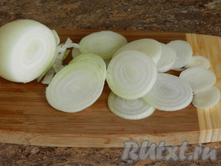 Лук нарезать кольцами.