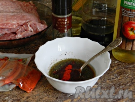 Для приготовления маринада смешать соевый соус, яблочный уксус, растительное масло, хмели-сунели, чеснок,&nbsp;перец, и паприку. Соль в маринад для шашлыка я не добавляю, мне достаточно соли в соевом соусе.
