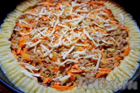 Смазать картофельную запеканку с мясным фаршем взбитым яйцом, посыпать натёртым сыром и отправить в духовку, разогретую до 180 градусов, на 30-40 минут.
