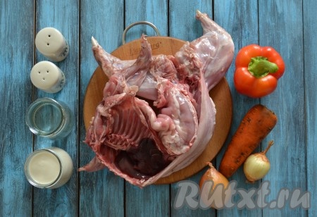 Подготовим ингредиенты для приготовления кролика в сметане в мультиварке.