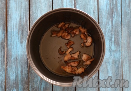 В чашу мультиварки выкладываем срезанный жирок и выжариваем на функции "Жарка", иногда помешивая (это займет минут 7-10).
