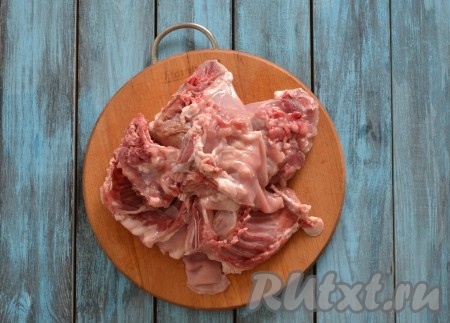 Тушку кролика хорошо моем, убираем лишнюю влагу салфетками и разрезаем на порционные кусочки, обрезая жирок.
