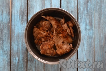 Выкладываем в чашу с вытопившимся жиром кусочки кролика и обжариваем с двух сторон до румяной корочки. Так как мяса много, обжариваем двумя заходами. Затем все обжаренные кусочки кролика кладем в чашу мультиварки.