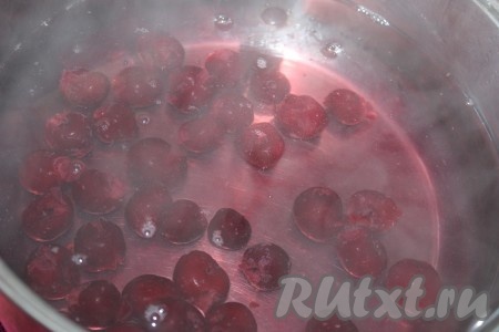 В кастрюлю подходящего размера влить 2-2,5 литра холодной воды и довести до кипения. Далее в кипящую воду всыпать замороженные ягоды и проварить на &nbsp;среднем огне 5-10 минут.
