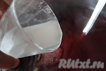 Как только закипит ягодный компот, тонкой струйкой влить разведенный крахмал, при этом интенсивно и непрерывно помешивая, чтобы избежать образования комочков.
