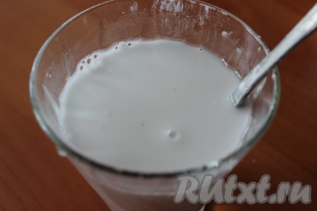 Тем временем развести крахмал в 100 миллилитрах холодной(!) воды до однородного состояния.
