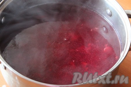 При постоянном помешивании довести кисель до кипения на маленьком огне, проварить еще 2-3 минуты и снять кастрюлю с огня.
